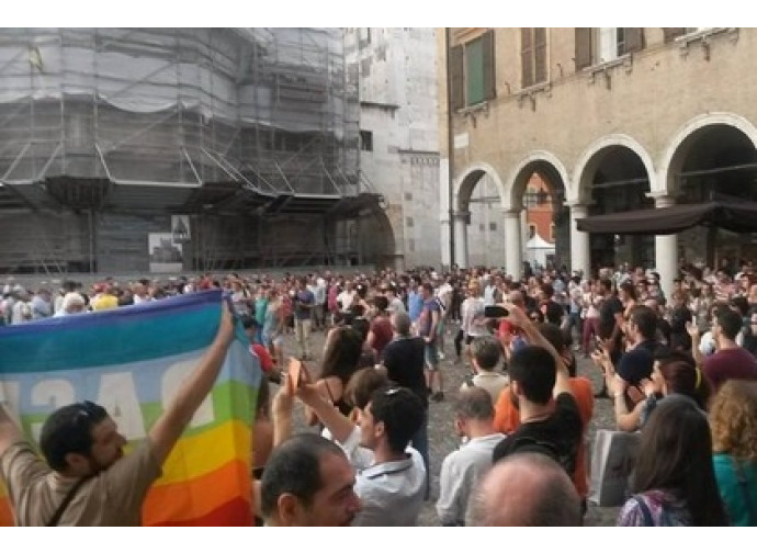 Immagini della contromanifestazione gay a Modena